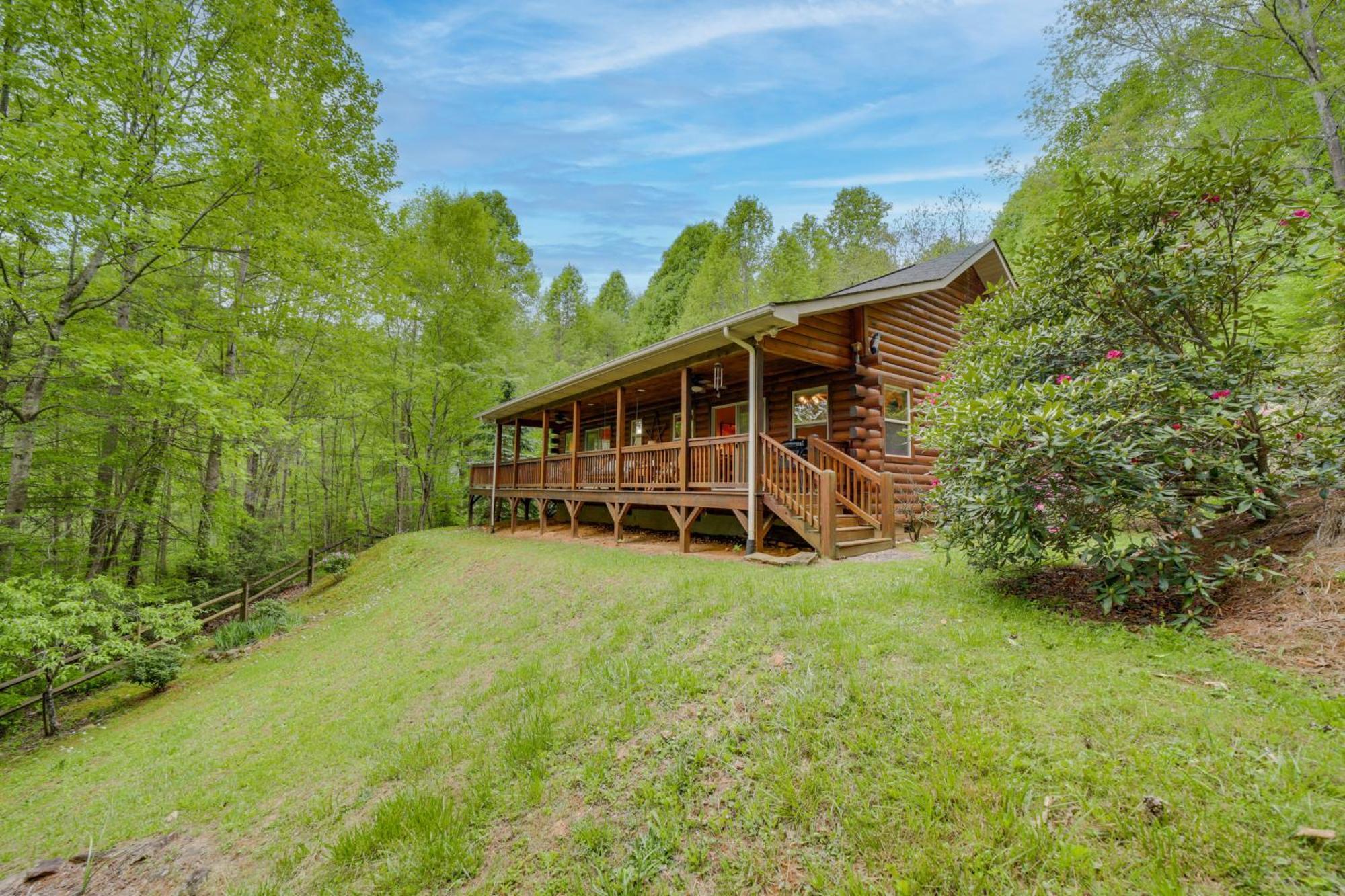 Peaceful Smoky Mountain Cabin With Deck And Fire Pit! Villa Waynesville Exterior photo